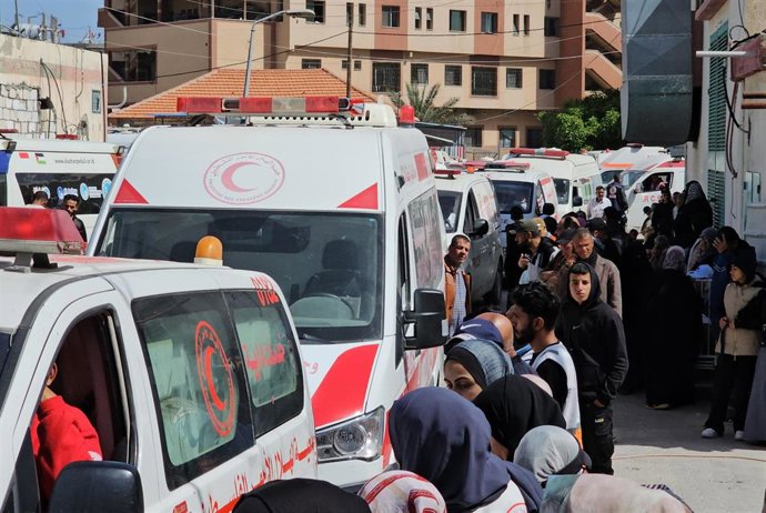 Funerales celebrados en el sur de la Franja de Gaza por la muerte de ocho trabajadores sanitarios de la Media Luna Roja Palestina que murieron en un ataque israelí en Rafá