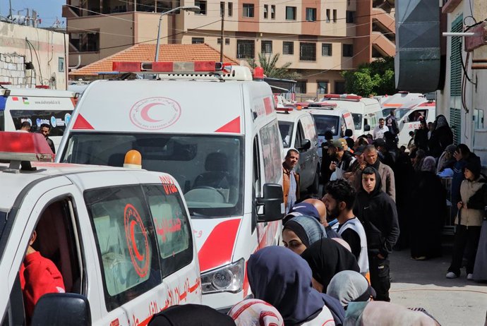 Funerais realizados no sul da Faixa de Gaza para oito profissionais de saúde do Crescente Vermelho Palestino mortos em ataque israelense em Rafah