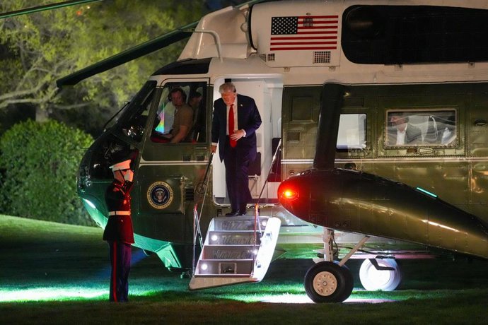 30 de março de 2025, Washington, Distrito de Columbia, EUA: O Presidente DONALD TRUMP chega à Casa Branca em 30 de março de 2025, após uma viagem de fim de semana à Flórida. O presidente não respondeu a perguntas na chegada, mas falou no Air Force One sob