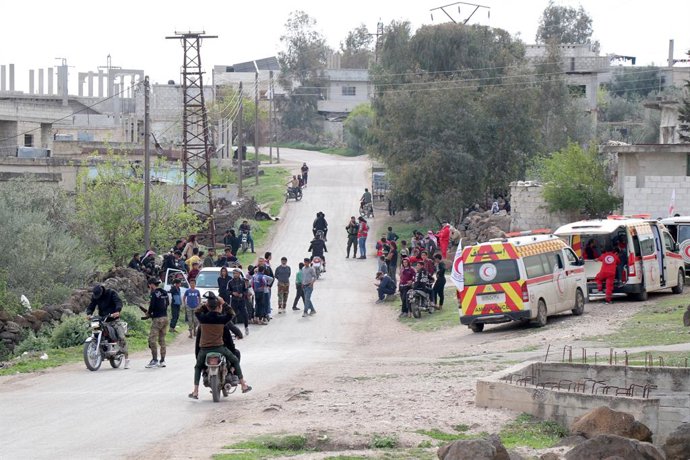 DARAA (SYRIA), 25 de março de 2025 -- Ambulâncias são vistas na entrada da cidade de Koayiah em Daraa, no sul da Síria, em 25 de março de 2025. Seis civis foram mortos e vários outros ficaram feridos depois que as forças israelenses bombardearam a cidade 