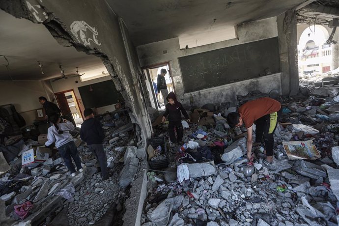 Palestins inspeccionen una escola a Gaza, destruïda per atacs isrelíes (arxiu)