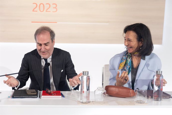 Archivo - La presidenta del Banco Santander, Ana Botín, y el consejero delegado de la entidad financiera, Héctor Grisi, durante la presentación de los resultados del 2023 del Grupo Santander, en la Ciudad Grupo Santander, a 31 de enero de 2024, en Boadill