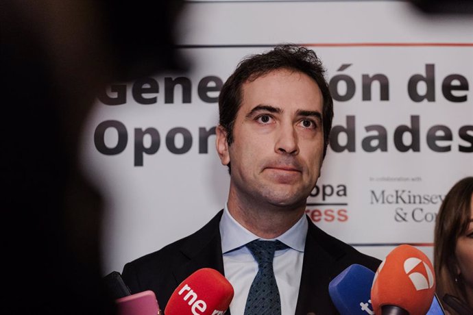 El ministro de Economía, Carlos Cuerpo, ofrece declaraciones a los medios durante el foro 'Generación de Oportunidades', en el Hotel Rosewood Villa Magna, a 2 de abril de 2025, en Madrid (España). 'Generación de Oportunidades' es la plataforma creada por 
