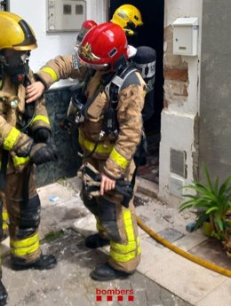 Bombers desplaçats a l'incendi en un domicili de Sitges (Barcelona)