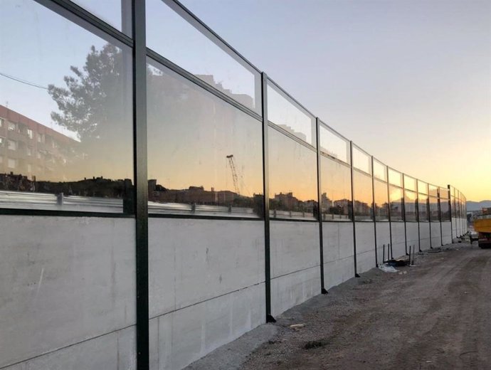 Paneles acústicos en una vía de tren