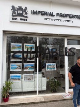 Local de una inmobiliaria, vandalizado.