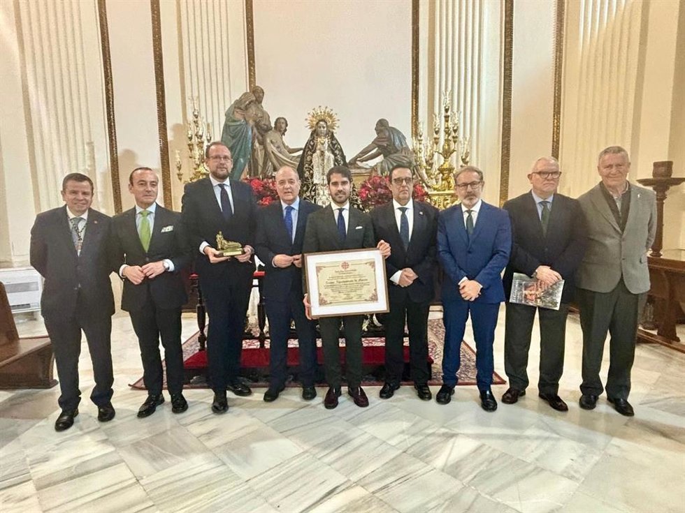 Concejales del Ayuntamiento de Murcia recogen la distinción que nombra al Consistorio Camarero del grupo escultórico del Santo Entierro de Nuestro Señor Jesucristo de la Real y Muy Ilustre Cofradía del Santo Sepulcro