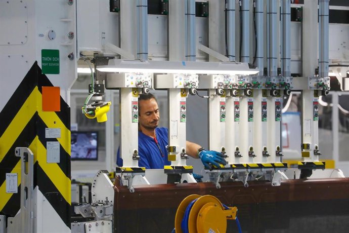 Archivo - Operario de  Airbus trabajando