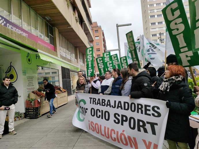 Concentración de trabajadores de Ociosport en Logroño para exigir el pago de los salarios