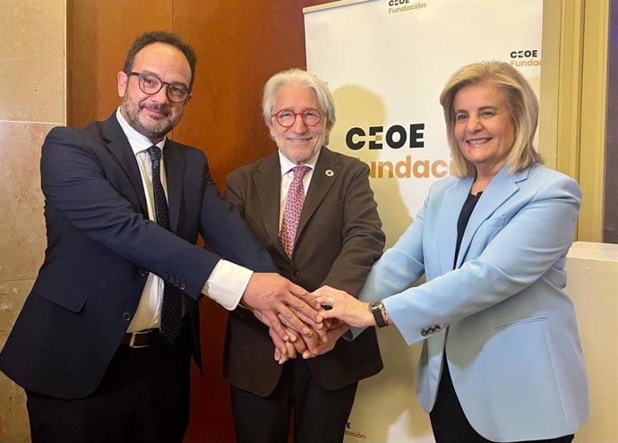 El secretari d'estat de Telecomunicacions i Infraestructures Digitals, Antonio Hernando, el president de Foment del Treball, Josep Sánchez Llibre, i la presidenta de la Fundació Ceoe, Fátima Báñez