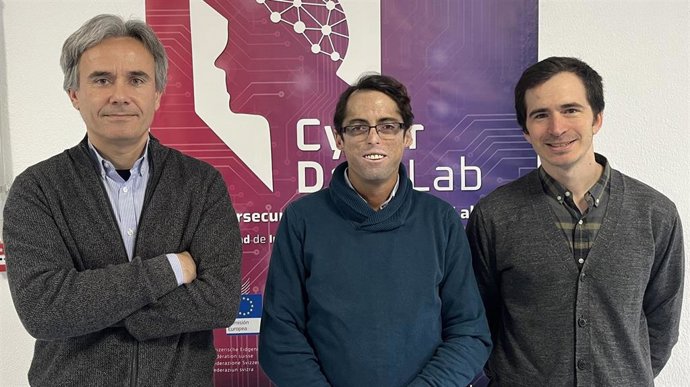 Pie de foto de izq. A dcha.Los profesores Felix Jesús García, Félix Gómez y José A. Ruipérez