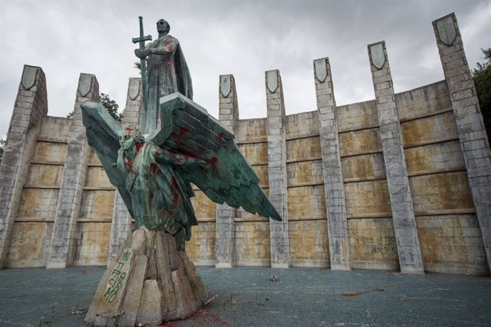 Archivo - Monumento en honor a Franco erigido en Santa Cruz de Tenerife.