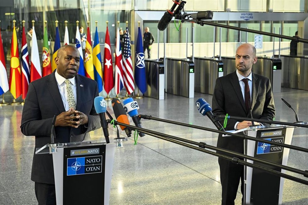 El ministro de Exteriores de Reino Unido, David Lammy, y el de Francia, Jean-Noel Barrot, comparecen ante los medios en Bruselas