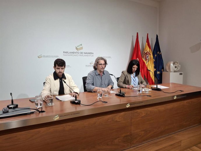 Kevin Lucero (PSN), Daniel López (Contigo-Zurekin) e Itxaso Soto (Geroa Bai) presentan en rueda de prensa medidas en materia de vivienda.