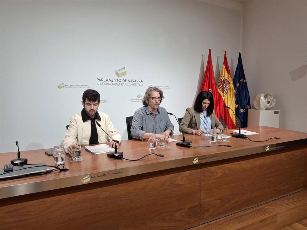 Kevin Lucero (PSN), Daniel López (Contigo-Zurekin) e Itxaso Soto (Geroa Bai) presentan en rueda de prensa medidas en materia de vivienda.