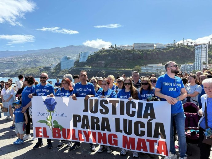 Manifestación en Puerto de la Cruz en recuerdo de Lucía, niña fallecida en Puerto de la Cruz tras sufrir acoso escolar