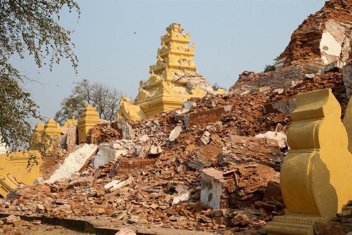 Una pagoda dañada en Ava a causa del terremoto de magnitud 7,7 en la escala abierta de Richter registrado el 28 de marzo en Birmania (archivo)