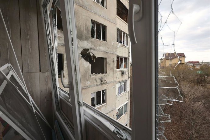 2 de abril de 2025, Kharkiv, Ucrânia: O buraco está na parede de um bloco de apartamentos de 16 andares que foi atingido por um drone russo em Kharkiv, Ucrânia, na tarde de quarta-feira, 2 de abril de 2025.