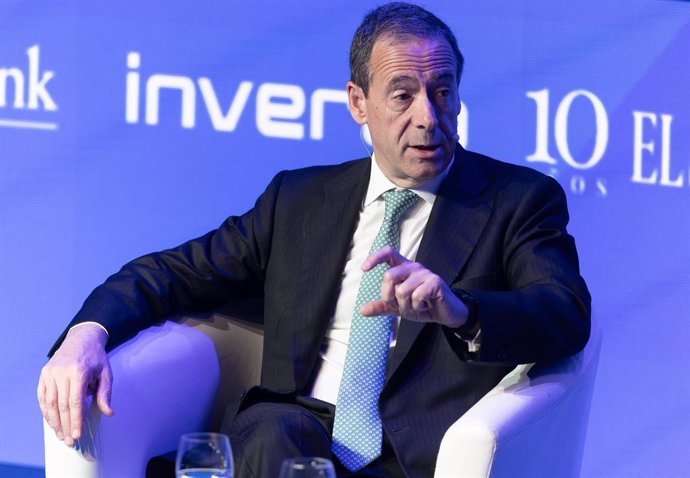 El CEO de CaixaBank, Gonzalo Cortázar, interviene durante la última jornada de la V edición del foro ‘Wake Up, Spain!’, en Casa de América, a 4 de abril de 2025, en Madrid (España).