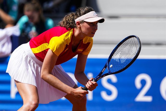 Archivo - Cristina Bucsa of Spain looks on against Leylah Fernandez of Canada during their Women's Singles Second Round tennis match on Roland-Garros - Court 7 during the Paris 2024 Olympics Games on July 29, 2024 in Paris, France.