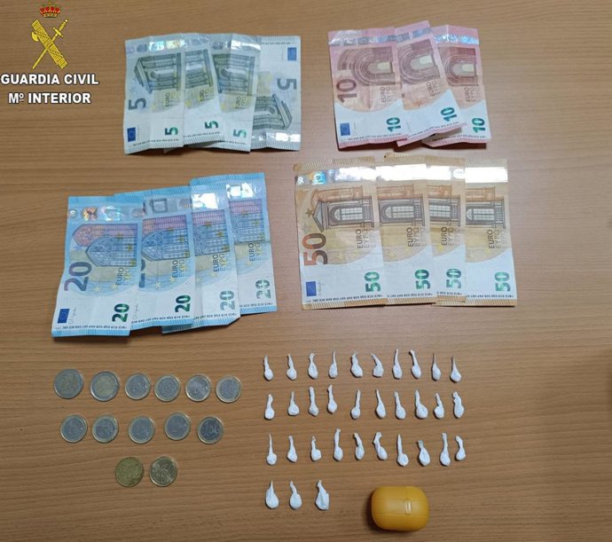 Papelinas de cocaína y dinero fraccionado incautado a un hombre en Puerto Serrano.