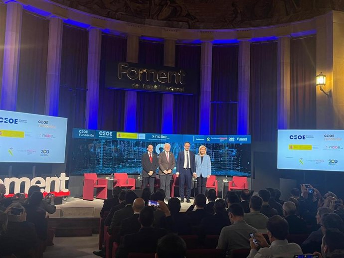 El secretario de Estado de Telecomunicaciones, Antonio Hernando, el secretario de Telecomunicaciones de la Generalitat, Albert Tort, el presidente de Foment del Treball, Josep Sánchez Llibre, y la presidenta de la Fundación Ceoe, Fátima Báñez