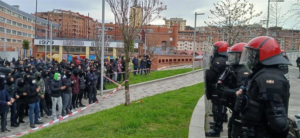 La Ertzaintza ante el gaztexe de Rekalde, que ha sido desalojado