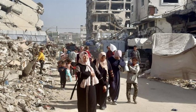Palestinos huyen del barrio de Shujaya, en el este de la ciudad de Gaza, tras una nueva orden de evacuación dictada por el Ejército de Israel para la zona en el marco de su ofensiva militar contra la Franja (archivo)