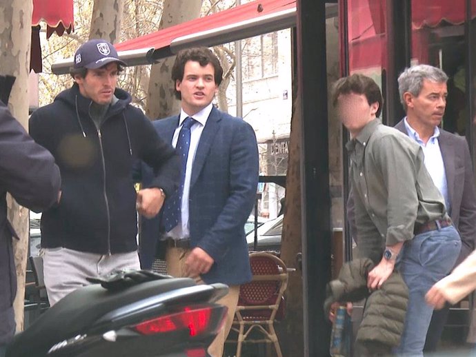Iñigo Onieva ha almorzado en un restaurante madrileño con su padre, Íñigo Onieva, y sus hermanos Jaime y Willy