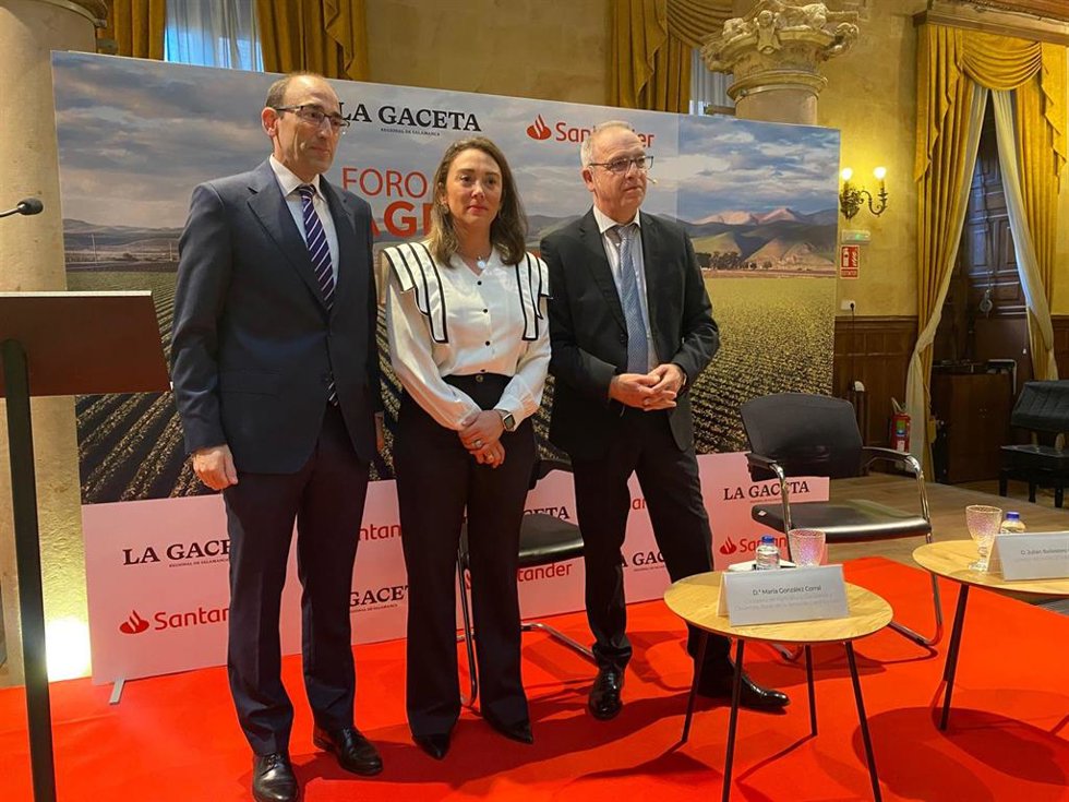 La consejera de Agricultura, Ganadería y Desarrollo Rural, María González Corral, en el centro, en un foro sobre la PAC en Salamanca.
