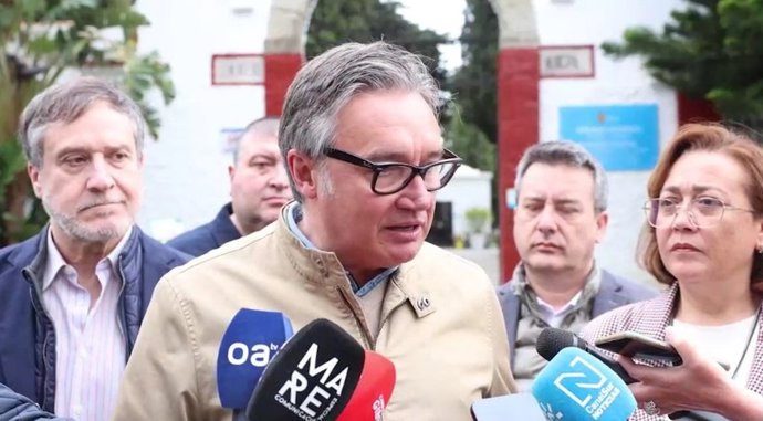 El portavoz parlamentario de Vox en Andalucía, Manuel Gavira, atiende a los medios en Algeciras (Cádiz).