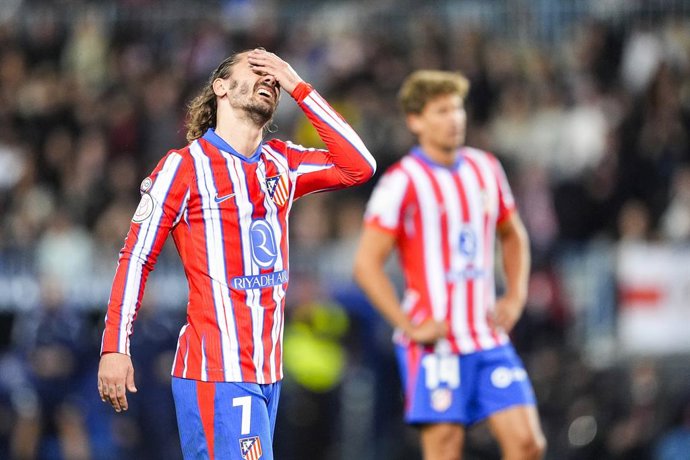 Archivo - Antoine Griezmann, do Atlético de Madri, lamenta durante a partida de futebol das oitavas de final da Copa do Rei da Espanha, disputada entre o Marbella FC e o Atlético de Madri no estádio La Rosaleda, em 4 de janeiro de 2025, em Málaga, Espanha
