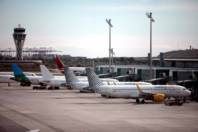 Archivo - Uns quants avions a la T1