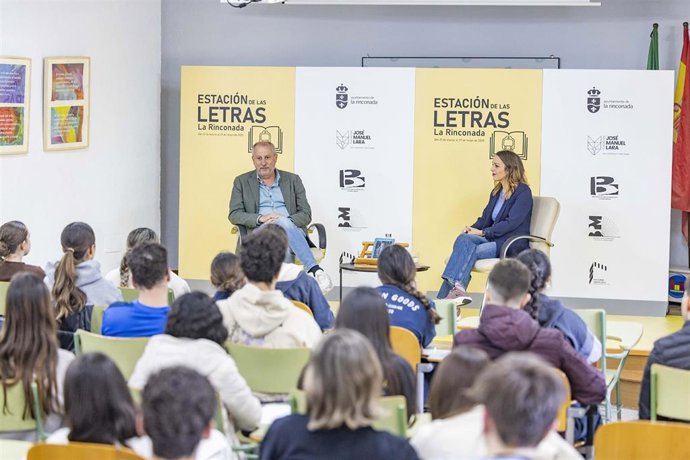 El escritor y periodista Fermín Cabanillas, acompañado de la periodista Pepa Violeta, ha mantenido un encuentro con el alumnado del IES San José de La Rinconada.