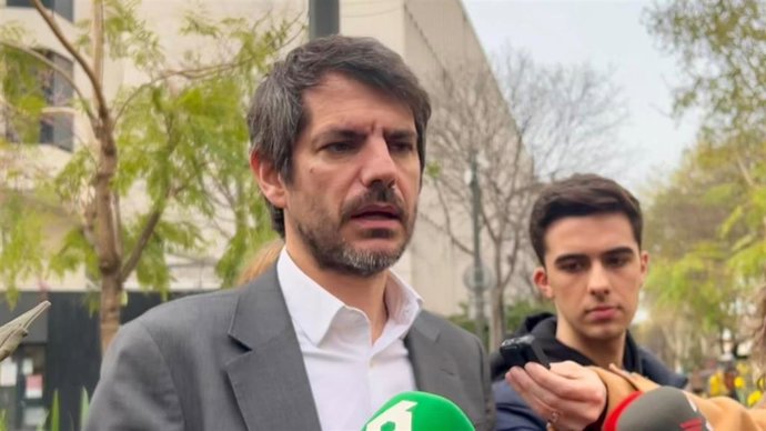 El ministro de Cultura y portavoz de Sumar, Ernest Urtasun, en una atención a los medios en Barcelona
