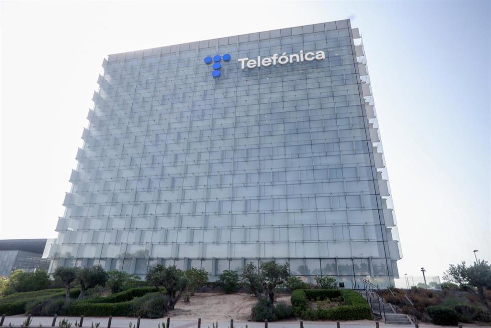 Archivo - Fachada de la sede de la multinacional española Telefónica.