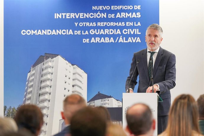 El ministro del Interior, Fernando Grande-Marlaska, durante la inauguración de las nuevas instalaciones de la Intervención de Armas y Explosivos de la Guardia Civil, en la Comandancia de la Guardia Civil de Álava