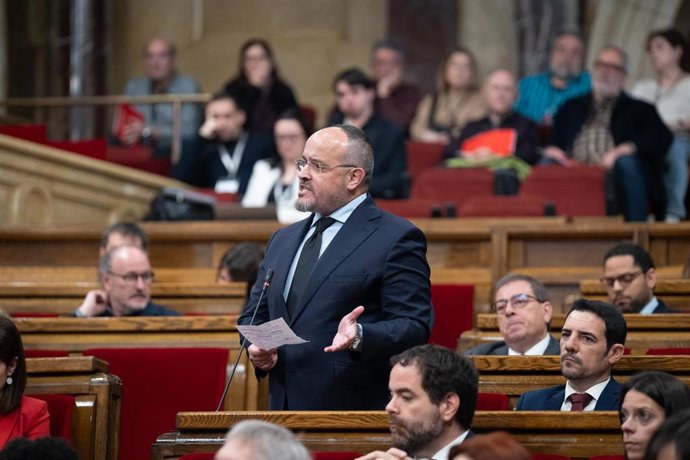 El presidente del PP de Cataluña, Alejandro Fernández, durante una sesión de control al Govern, en el Parlament, a 26 de marzo de 2025, en Barcelona, Catalunya (España). 