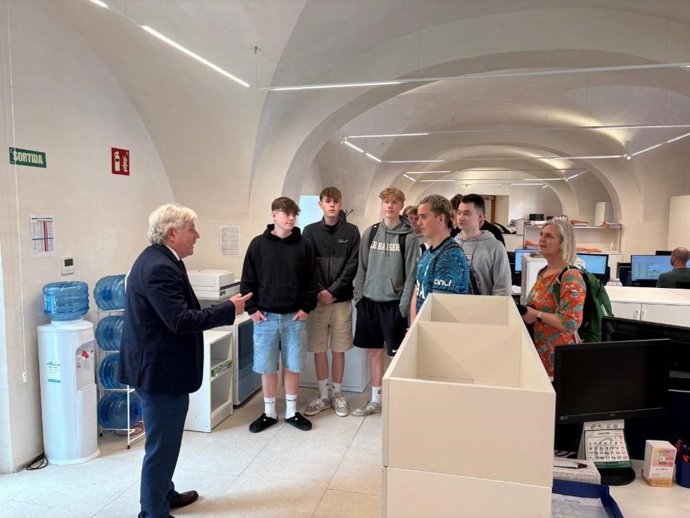 El conseller de Turismo del Consell de Mallorca, José Marcial Rodríguez, con alumnos daneses.