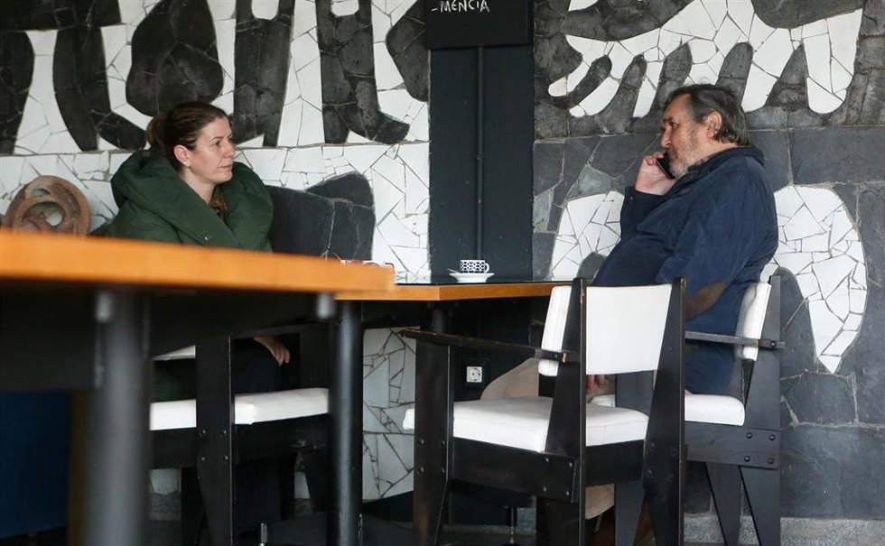 La alcaldesa de Cervo, Dolores García y el propietario de la factoría, Segismundo García, en la cafetería de la fábrica de cerámica de Sargadelos, a 3 de abril de 2025, en Cervo, Lugo, Galicia (España). Los trabajadores de Sargadelos continúan preocupad