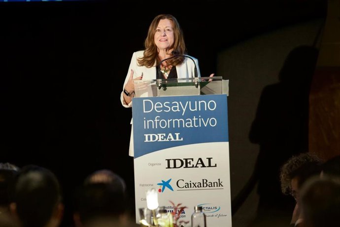 La consejera de Desarrollo Educativo y Formación Profesional, María del Carmen Castillo, participa en un desayuno informativo de Ideal.
