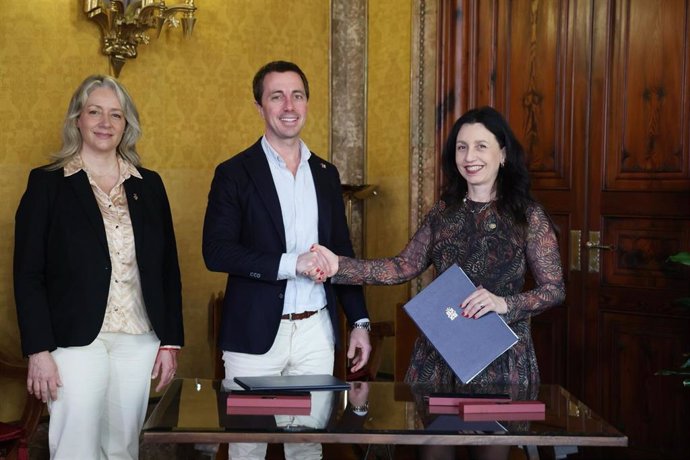 Firma del acuerdo entre el Consell de Mallorca y la UNED.