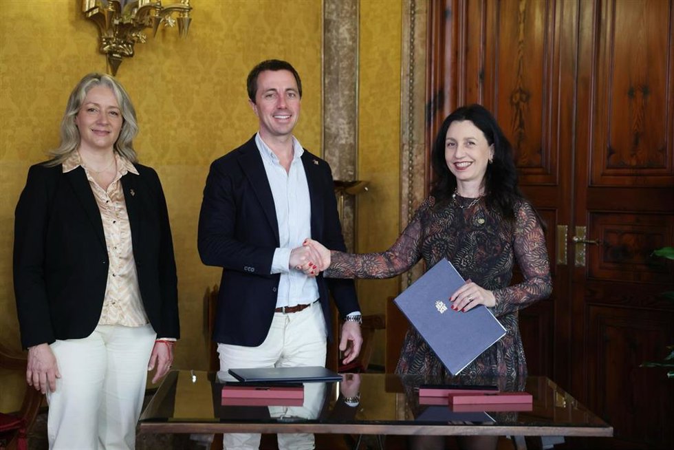 Firma del acuerdo entre el Consell de Mallorca y la UNED.