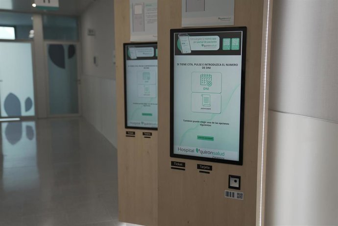 Uno de los quioscos informativos situados en las entradas del hospital.