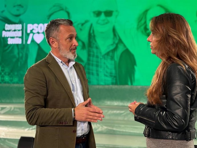 El coordinador general del congreso, Rafael Recio, junto con la portavoz del comité organizador, Encarnación Martínez, en una visita técnica al escenario del cónclave provincial, en el Hotel Vértice de Bormujos.