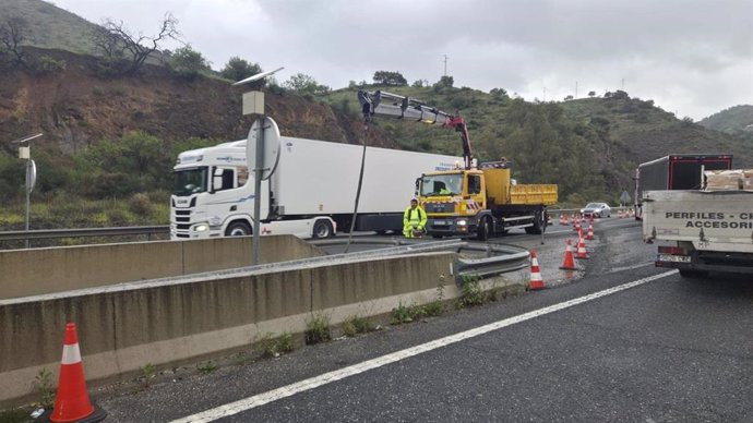 Trabajos en la A-45 este viernes para retirar el 'transfer' y abrir la calzada sentido Córdoba. Se producirán cortes puntuales de un carril a partir del lunes y se mantendrá la circulación por el otro. Durante Semana Santa habrá afectaciones.