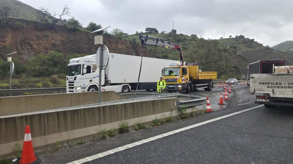 Trabajos en la A-45 este viernes para retirar el 'transfer' y abrir la calzada sentido Córdoba. Se producirán cortes puntuales de un carril a partir del lunes y se mantendrá la circulación por el otro. Durante Semana Santa habrá afectaciones.