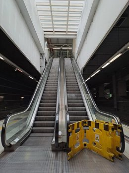 Escaleras mecánicas en la estación de El Prat de Llobregat (Barcelona)