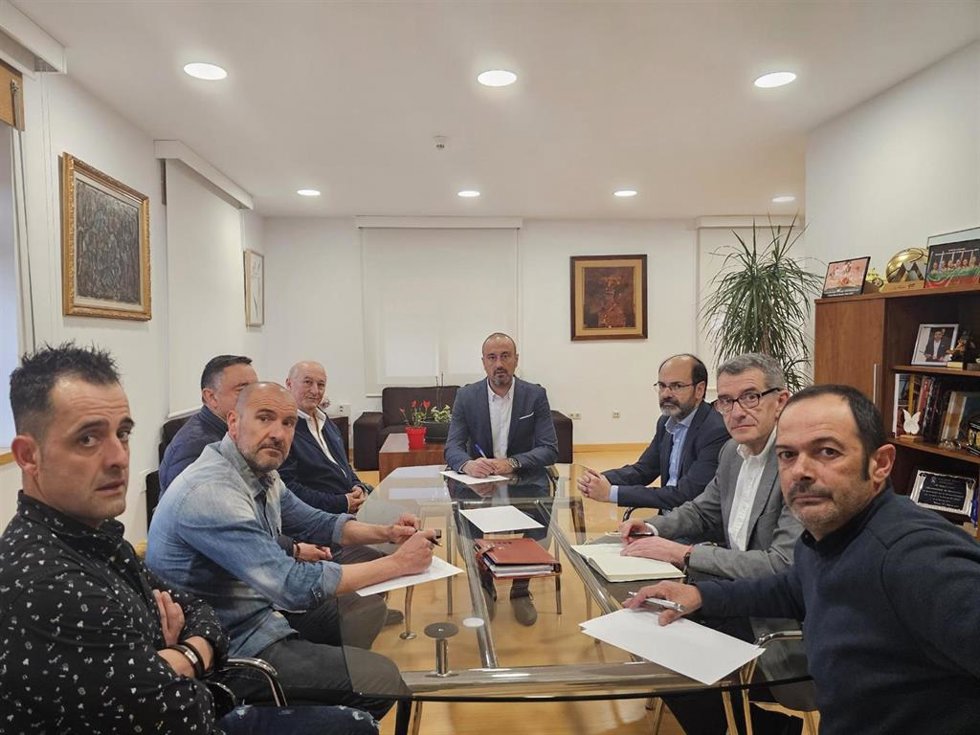 Reunión del alcalde y concejales de Torrelavega con el comité de empresa de Bridgestone
