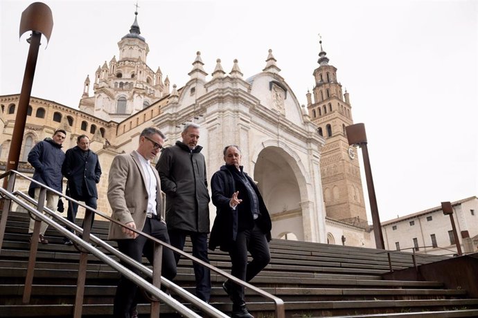 El presidente del Gobierno de Aragón, Jorge Azcón, y el alcalde de Tarazona, Tono Jaray, visitan el entorno de la catedral, donde se levantará el proyecto urbanístico Textil Tarazona.